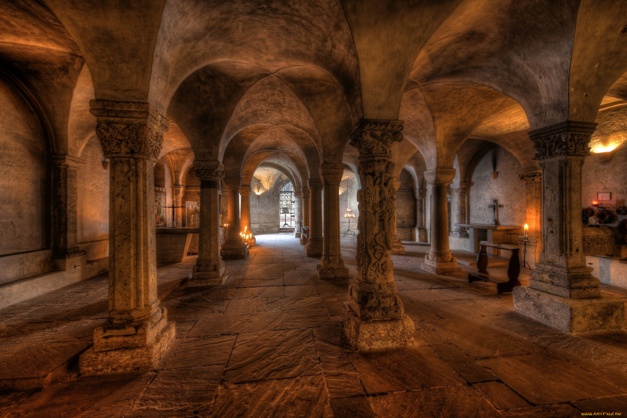 Темный красивый подвал церкви с колоннами
